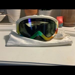 Ski/snowboarding goggles